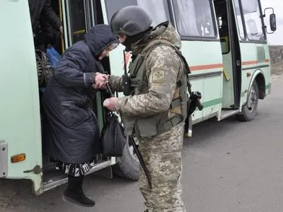 Ситуація на КПВВ на Донбасі: у чергах застрягли 225 автівок