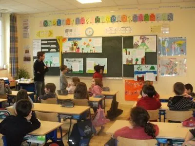 Во Франции из-за COVID-19 на карантин закрыли 150 школ