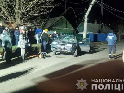 В Донецкой области легковушка въехала в опору линии электропередач, пострадали подростки