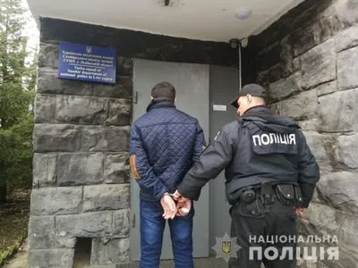 Во Львовской области мужчина избил сожительницу и полицейского