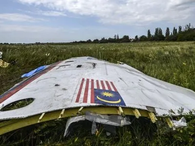Суд по делу MH17: под посольством РФ в Нидерландах выставили 298 белых стульев