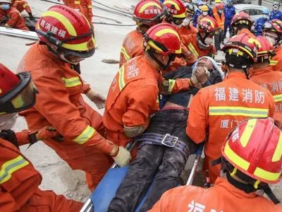 Из-за обрушения отеля в Китае погибли 6 человек и около 30 находятся под завалами