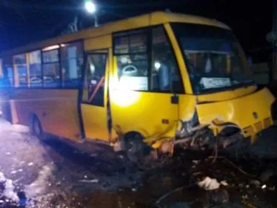 Внаслідок ДТП автобуса та легковика у Дніпропетровській області постраждало п'ятеро осіб