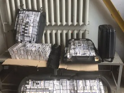 Иностранец с диппаспортом пытался вывезти из Украины 1,5 тыс. пачек сигарет