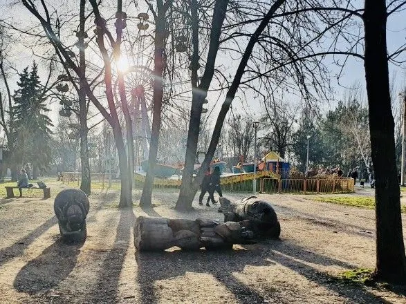 У Запоріжжі на дівчинку у парку впала скульптура: дитина померла у лікарні