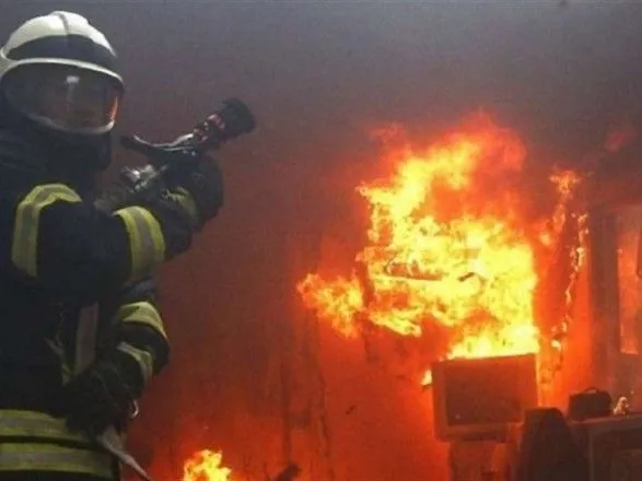 Многоэтажка горела в Донецкой области: спасли троих детей