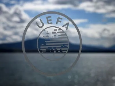 УЕФА запретил предматчевые рукопожатия из-за коронавируса