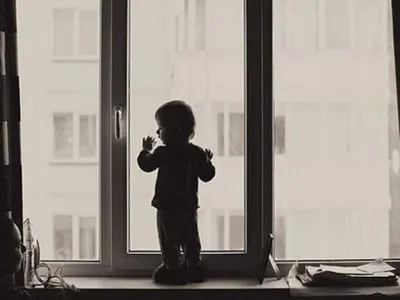 На Львівщині з вікна випала трирічна дитина