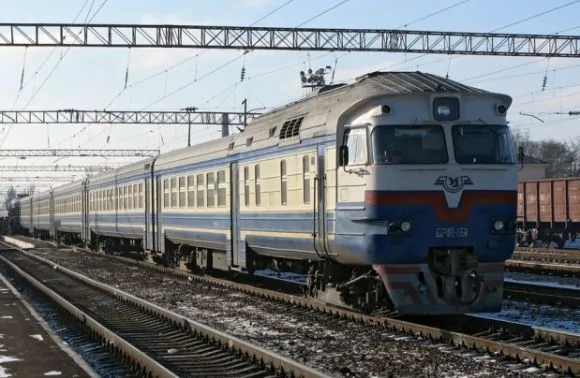 Вандали розтрощили вагон поїзда "Львів-Сокаль", знімаючи це на відео