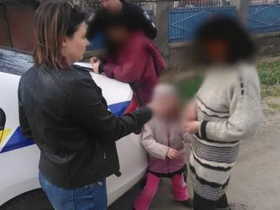 В Херсоне психически больные родственники обливали на улице холодной водой 6-летнюю девочку
