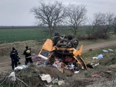 На Одещині зіткнулися легковик та вантажівка: є постраждалі та загибла