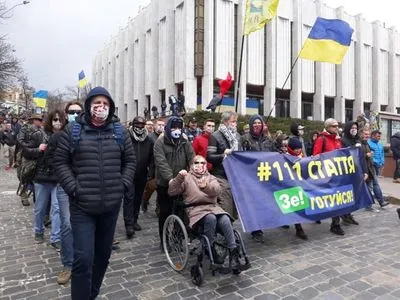 В Киеве шествие по случаю Дня добровольца двинулось к посольству РФ