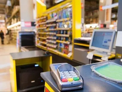 Супермаркетам рекомендують встановити екрани між продавцем та покупцем через коронавірус