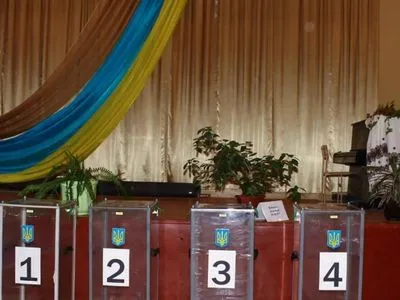 Довыборы в Харьковской области: из-за коронавируса на участках мониторят состояние здоровья избирателей