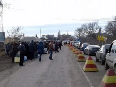 У чергах на КПВВ на Донбасі застрягли 280 автівок