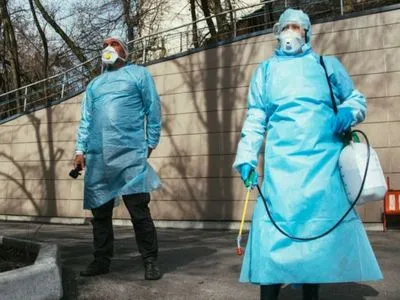 Зеленский не исключает введения чрезвычайного положения в Украине из-за коронавируса