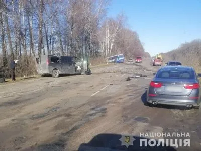 В Сумской области в результате столкновения минибуса и рейсового автобуса погибли три человека