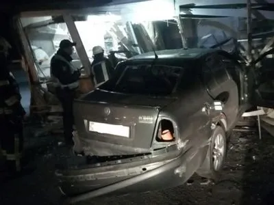 В Днепропетровской области автомобиль въехал в минимаркет: два человека в тяжелом состоянии