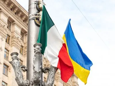 В Киеве установили флаги Украины и Италии в знак солидарности в борьбе с коронавирусом