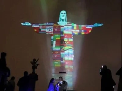 Статуя Христа-Искупителя в Рио засветилась флагами всех стран, где есть коронавирус