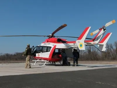 Рятувальники на вертольоті доставили з Донеччини до Києва вагітну у тяжкому стані