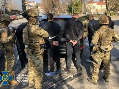 СБУ блокувала діяльність угруповання вимагачів, яке тероризувало жителів Ужгорода