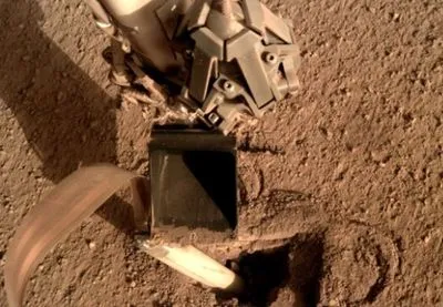Аппарат NASA застрял на Марсе, но освободился, ударив себя лопатой