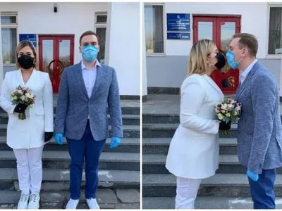 Поцелуи в масках: появились фото свадеб во время карантина