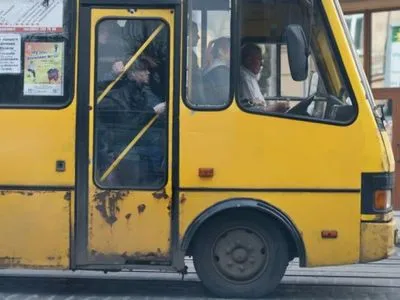 У Києві сьогодні 10 маршрутів громадського транспорту затрималося через перекриття руху