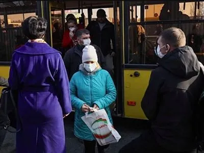 У Києві через перевищення ліміту пасажирів затримується рух громадського транспорту