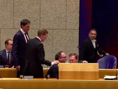 Глава Минздрава Нидерландов потерял сознание во время дебатов о коронавирусе