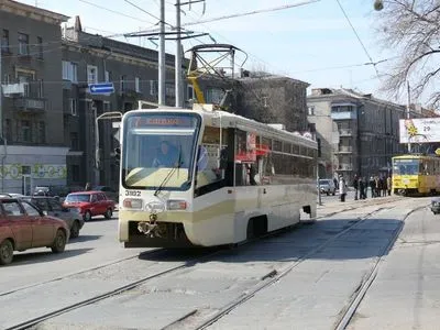 В Харькове пассажиры блокируют движение трамваев, неизвестный разбил стекло