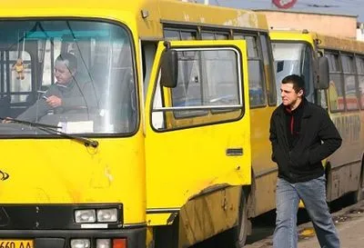В Хмельницкой области в маршрутку бросили камнем из-за отказа перевозить более 10 пассажиров