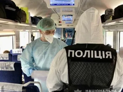 Полиция охраняет правопорядок в поездах во время эвакуации Украинская из Польши