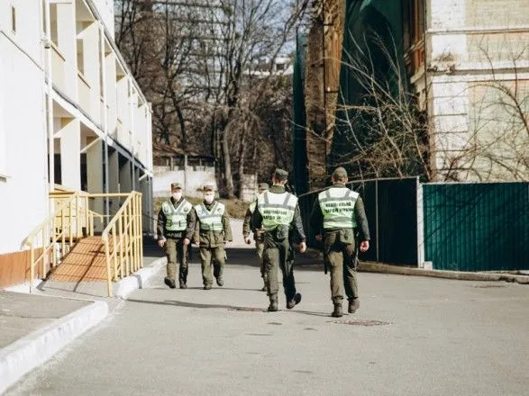 Нацгвардия охраняет Александровскую больницу в Киеве, готовую принять инфицированных коронавирусом