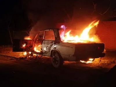 У Дніпрі на подвір'ї будинку згоріла автівка