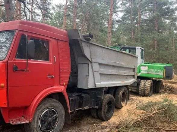 На Львівщині зловмисники незаконно видобували пісок в лісі