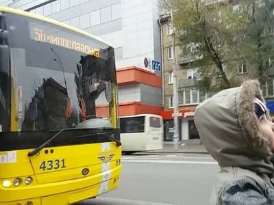 В выходной в Киеве задерживается движение общественного транспорта из-за превышения лимита пассажиров