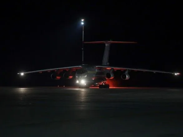 Из Китая в Украину прибыл самолет с грузом тестов, масок и аппаратов ИВЛ