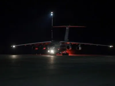 Из Китая в Украину прибыл самолет с грузом тестов, масок и аппаратов ИВЛ