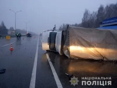 На Киевской области произошло ДТП с участием грузовика: пострадали 7 человек