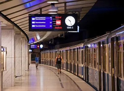 Пандемія коронавірусу: у Мюнхені затримали чоловіка, який облизав у метро поручні та ескалатор