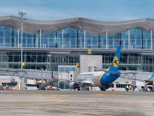 Відсьогодні тимчасово припиняється діяльність усіх аеропортів України, крім "Борисполя"