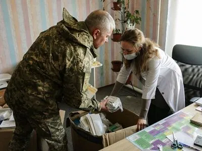 Військові доставили гуманітарну допомогу до медзакладів біля лінії зіткнення на Донбасі