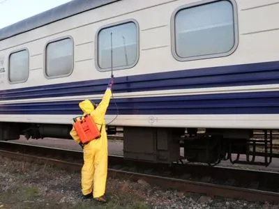 В Киеве спасатели продезинфицировали поезд, которым прибыл из Латвии больной коронавирусом
