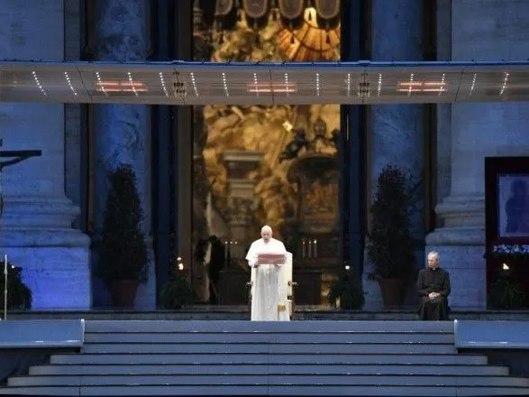 Папа римський прочитав молитву про завершення пандемії коронавірусу на порожній площі Ватикану