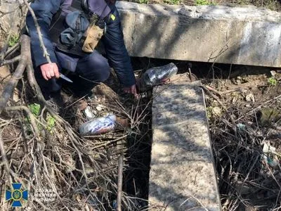 СБУ: на Донбассе обнаружили тайник с пластидом, вероятно, для терактов