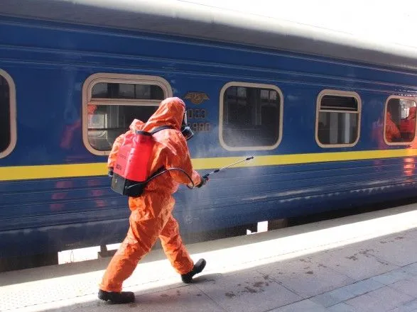 Спасатели провели дезинфекцию поезда, прибывшего из Москвы