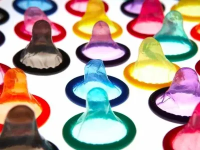 Через пандемію в світі можуть закінчитися презервативи - Bloomberg