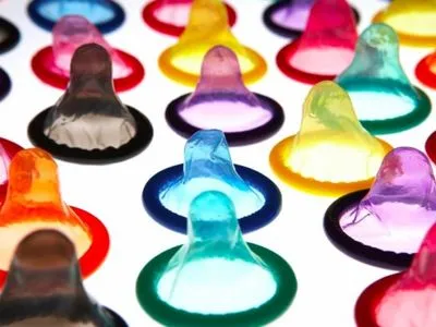 Из-за пандемии в мире могут закончиться презервативы - Bloomberg